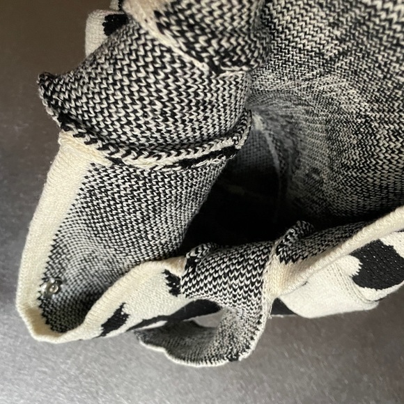 Knit Flower Shoulder Bag in Black & White, NWT. - Picture 8 of 16